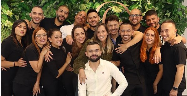 Laura Acuña apoya la nueva peluquería de los empleados de Mauricio Leal