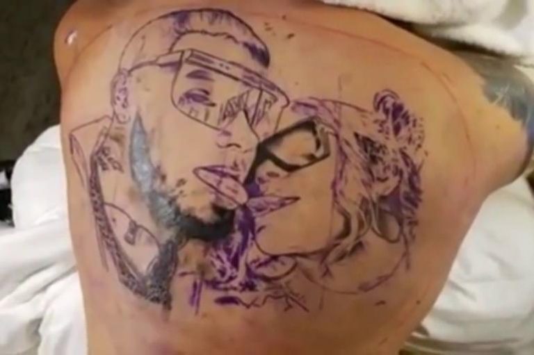 VIDEO: Anuel aún tendría el tatuaje de Karol G en su espalda