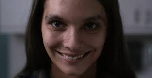 Sosie Bacon de la película de terror Smile, es aplaudida por Stephen King